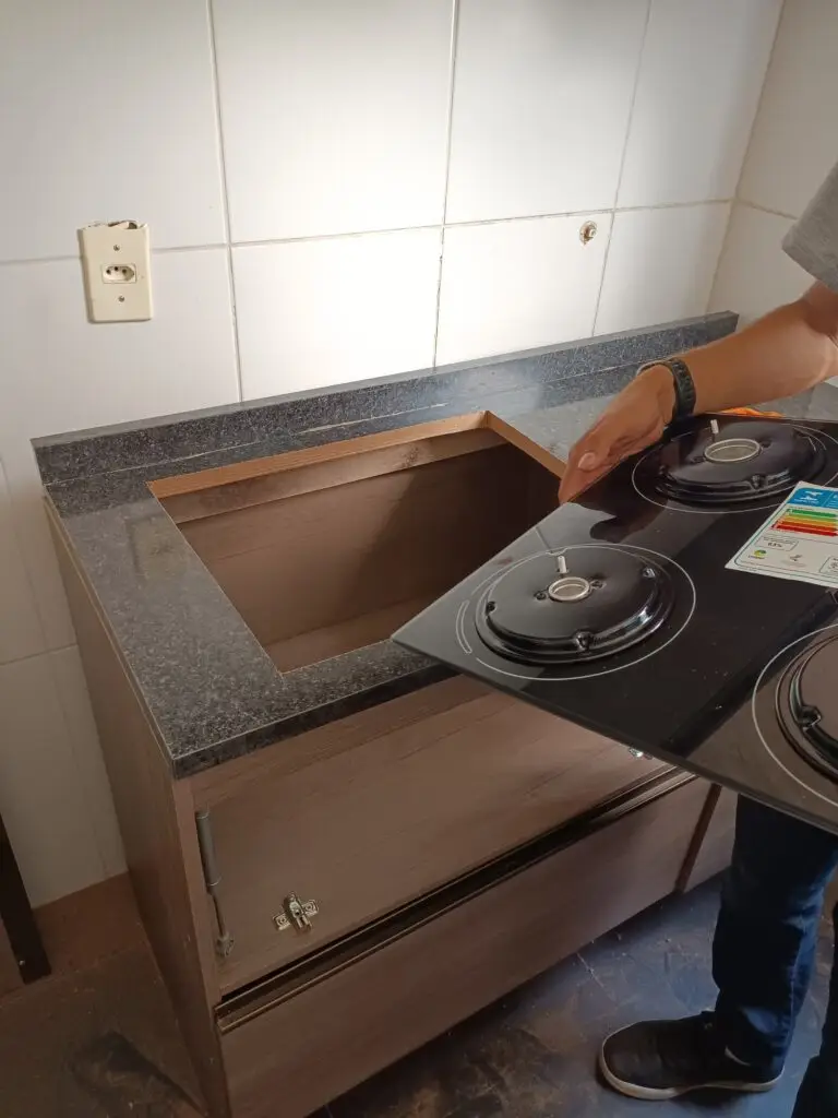 recorte e instalação de cooktop no móvel