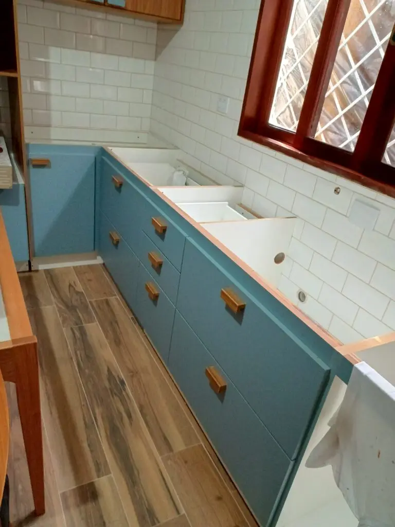 montagem de cozinha modulada completa com alinhameto de portas e gavetas