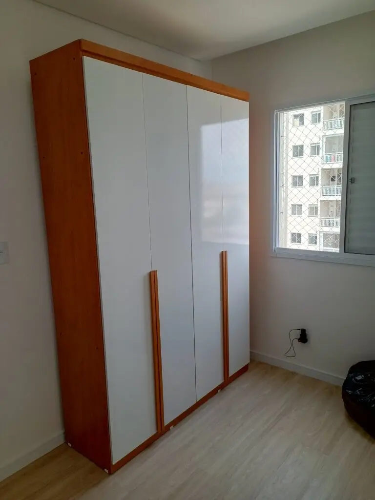 montagem de guarda roupa com qualidade e alinhamento de portas perfeito